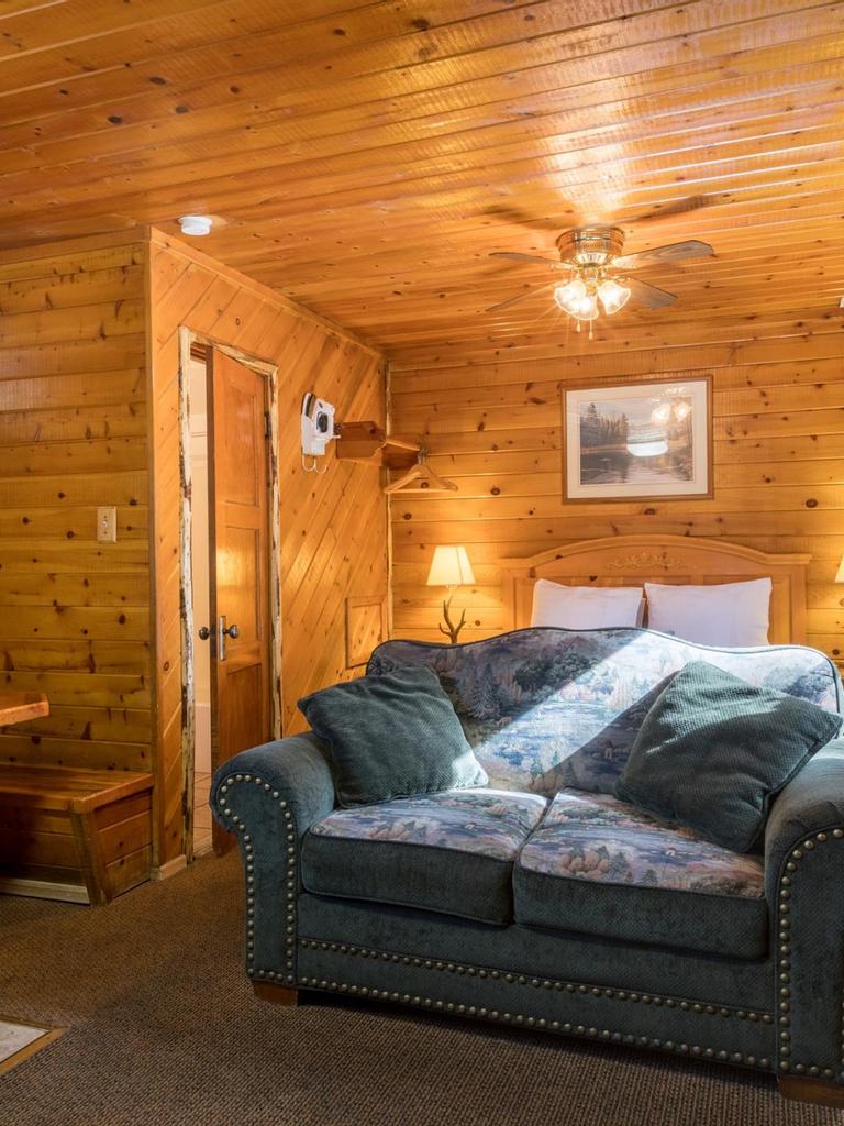 https://www.big-bear-cabins.com/files-sbbasic/ba_thefrontieratbig_us/big-bear-frontier-cabin_01.jpg?h=1024&w=768